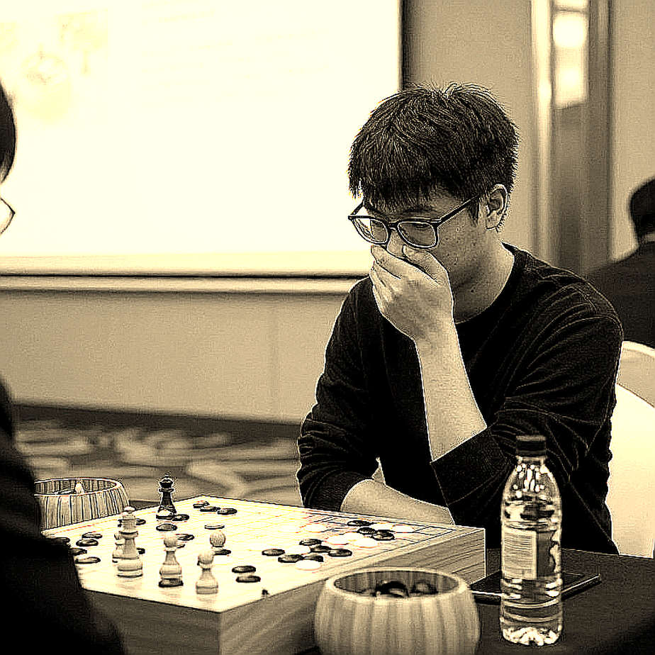 Nước thứ năm 5.e5 và ván cờ Sarana dắt vua đi dạo ở Olympiad