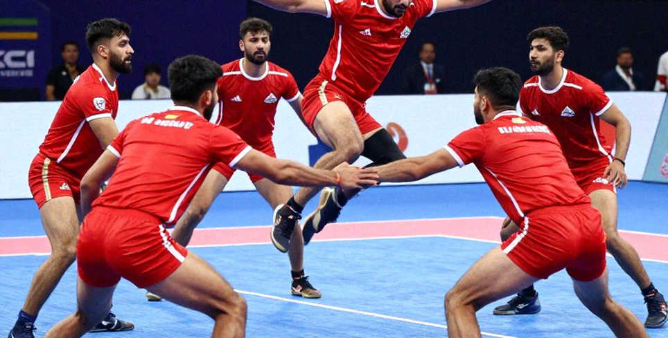 Chiếc cúp rời tủ kính: 27 ngày ở V.Hive và hóa đơn an ninh của mô hình sân nhà esports