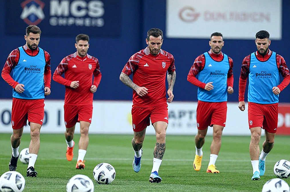 Chivas và hóa đơn định kỳ của lịch FIFA: Khi một thủ môn dự bị là người chơi hay nhất trong thất bại