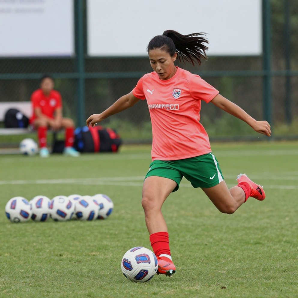 Cho mượn kèm nghĩa vụ mua đứt: Bản án kinh tế đang bóp nghẹt các đội bóng nhỏ V-League Cho mượn kèm nghĩa vụ mua đứt: Bản án kinh tế đang bóp nghẹt các đội bóng nhỏ V-League